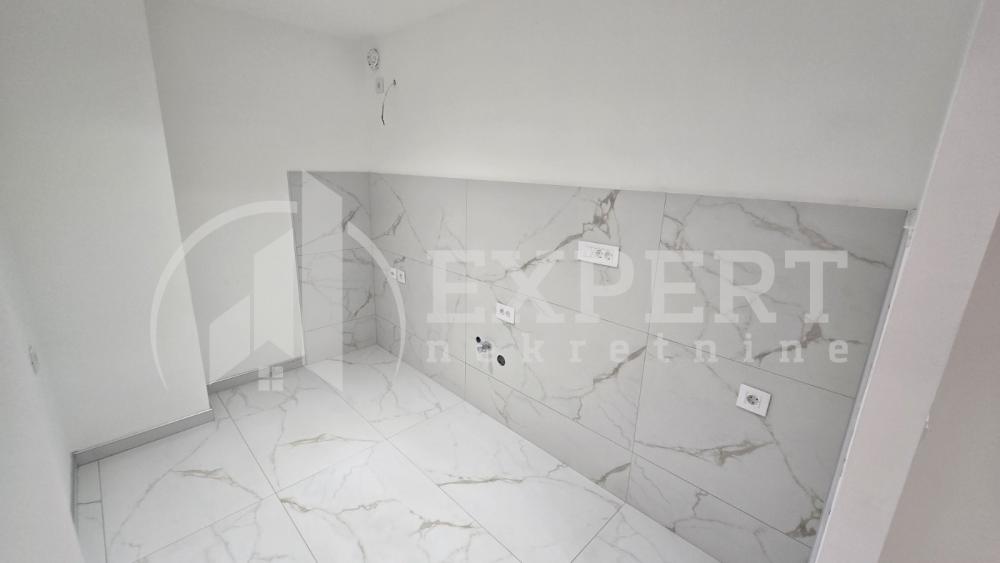 Slika 4 - Stan u zgradi, uknjižen, centralno grejanje, oglas ID p-015231