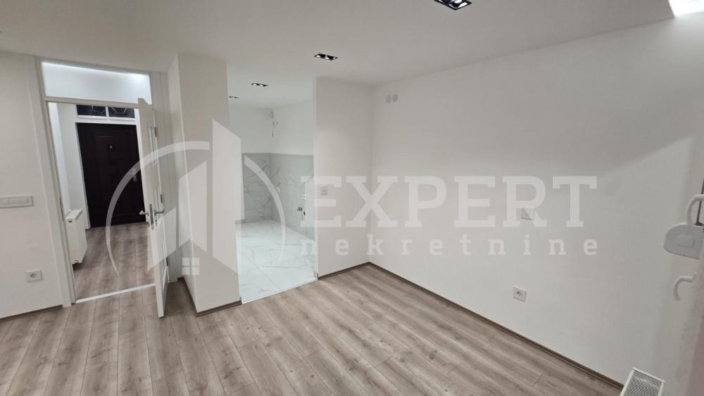 Slika 3 - Stan u zgradi, uknjižen, centralno grejanje, oglas ID p-015231