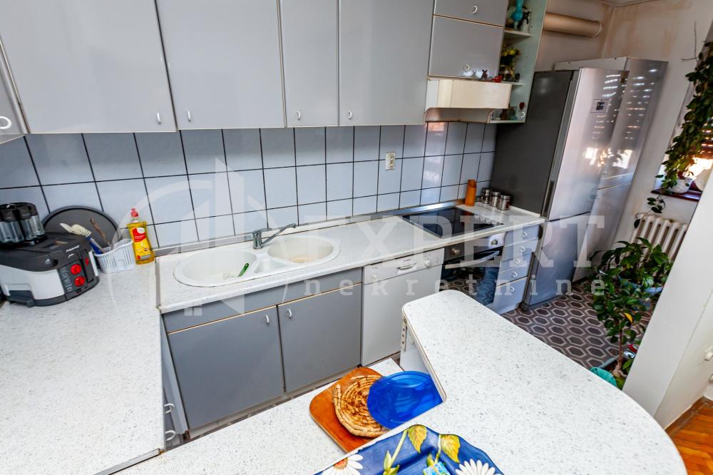 Slika 4 - Stan u zgradi, uknjižen, grejanje na struju, oglas ID p-015249