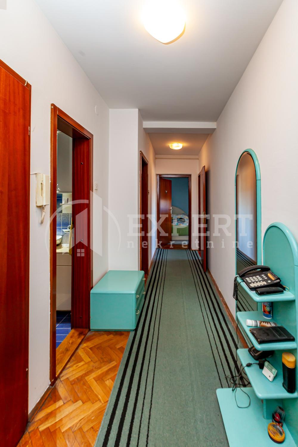 Slika 8 - Stan u zgradi, uknjižen, grejanje na struju, oglas ID p-015249