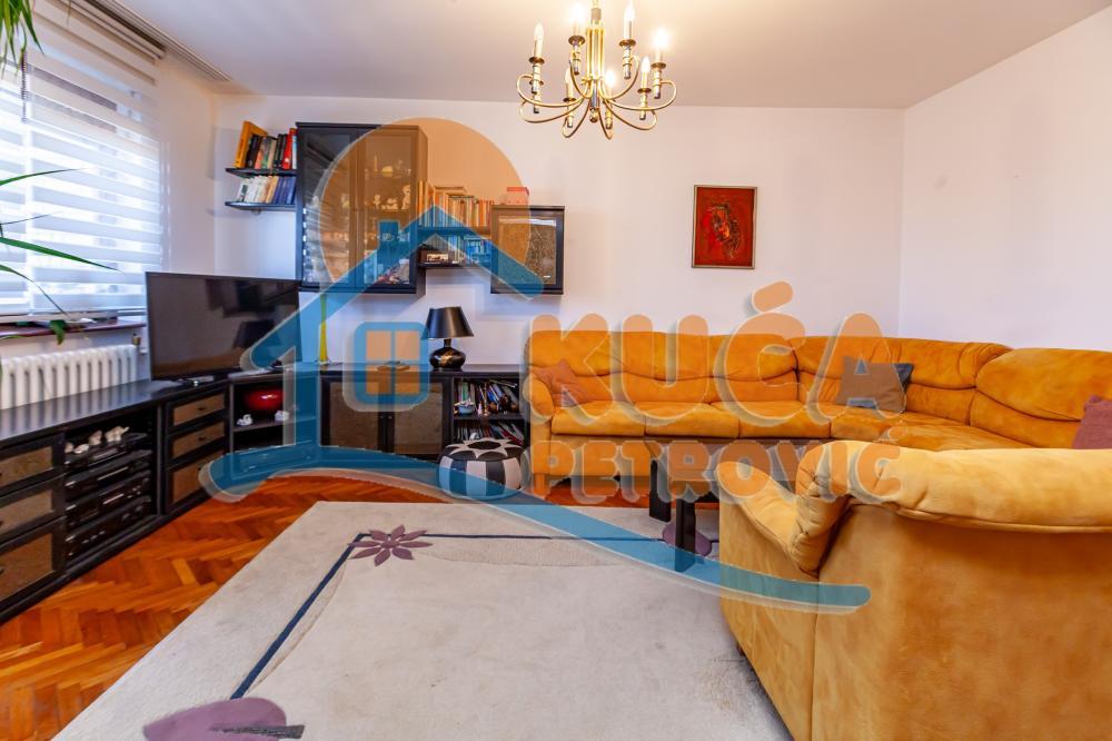 Glavna slika -Stan u zgradi, uknjižen, grejanje na struju, oglas ID p-015249