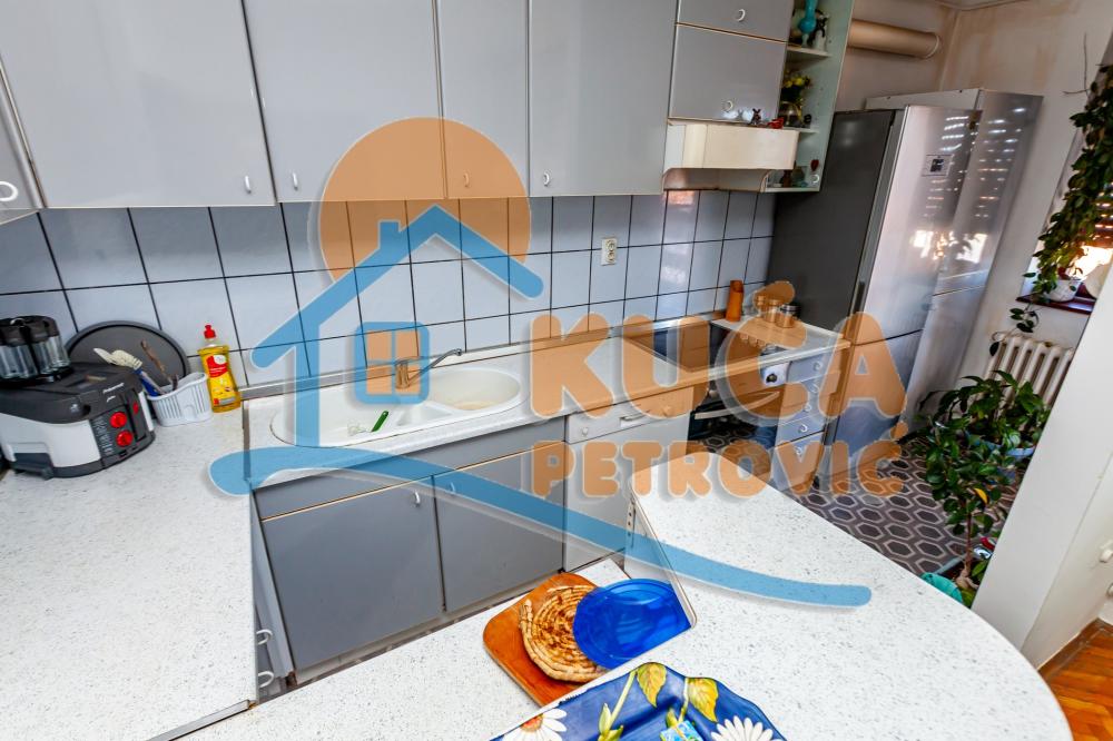 Slika 4 - Stan u zgradi, uknjižen, grejanje na struju, oglas ID p-015249