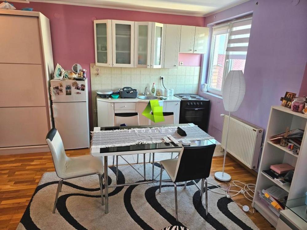 Slika 6 - Garsonjera sa stvarima kod parka Sveti Sava ID#7380